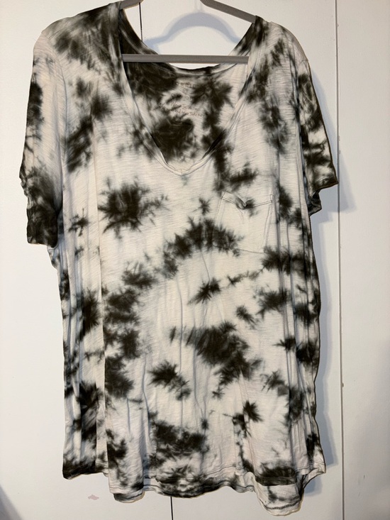 torrid Tops - torrid Black & White Tie-Dye V-Neck Pocket Tee